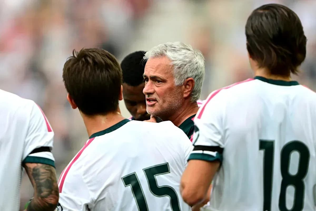 Entrenador hablando con jugadores durante un partido Entrenador hablando con jugadores durante un partido
