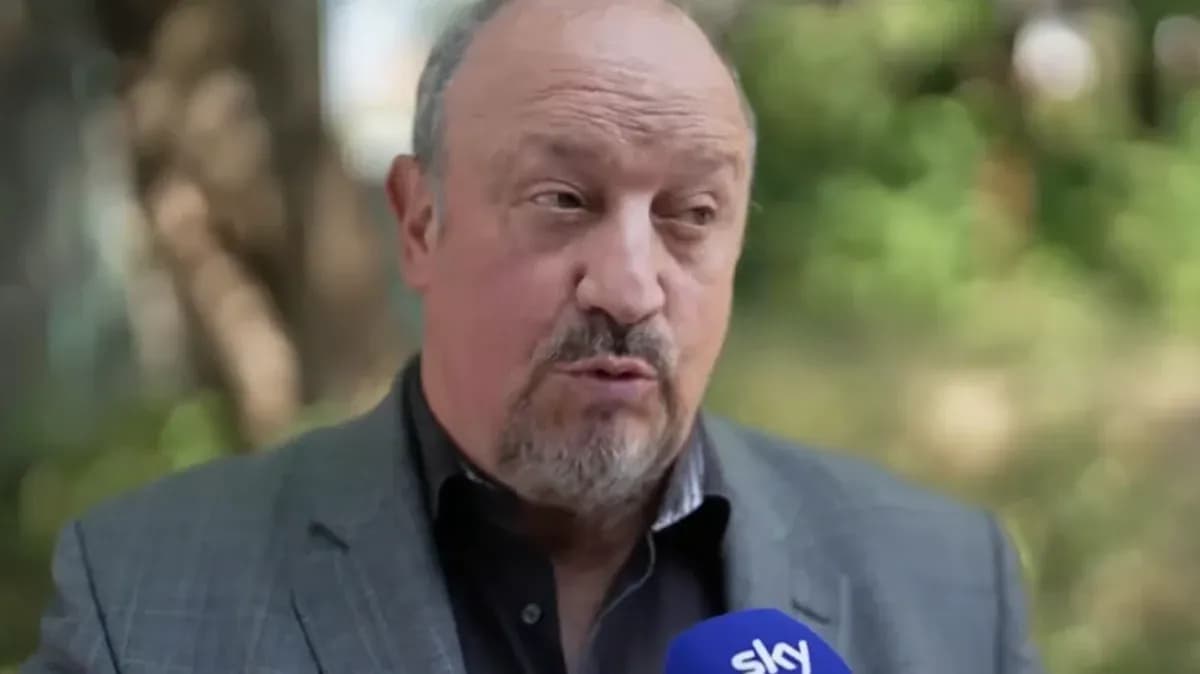 Entrenador hablando durante una entrevista al aire libre Entrenador hablando durante una entrevista al aire libre