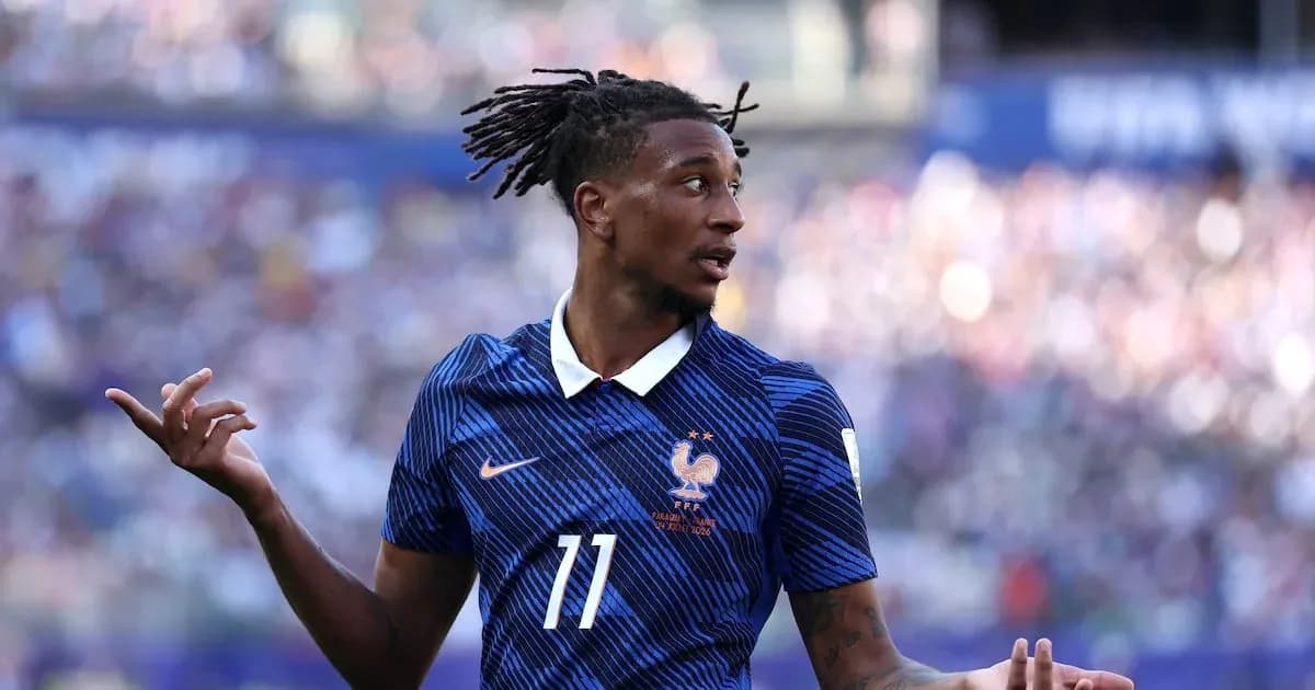Jugador de Francia con camiseta número 11 en el campo Jugador de Francia con camiseta número 11 en el campo