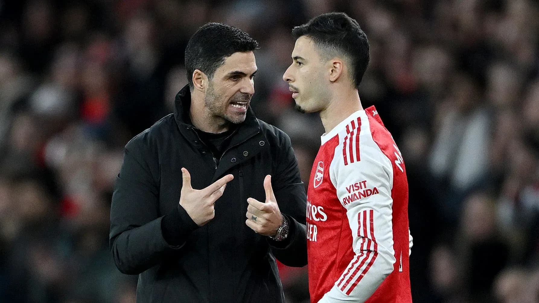 Entrenador hablando con jugador durante partido Entrenador hablando con jugador durante partido