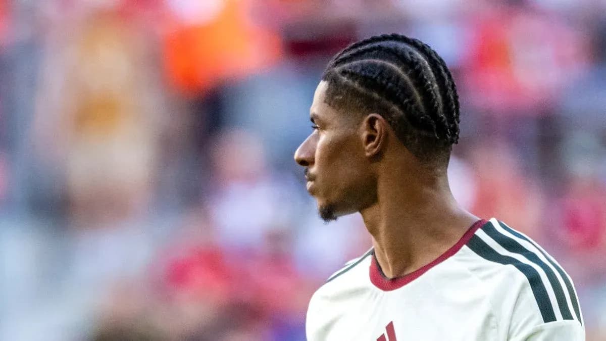 Jugador con trenzas en uniforme de fútbol Jugador con trenzas en uniforme de fútbol