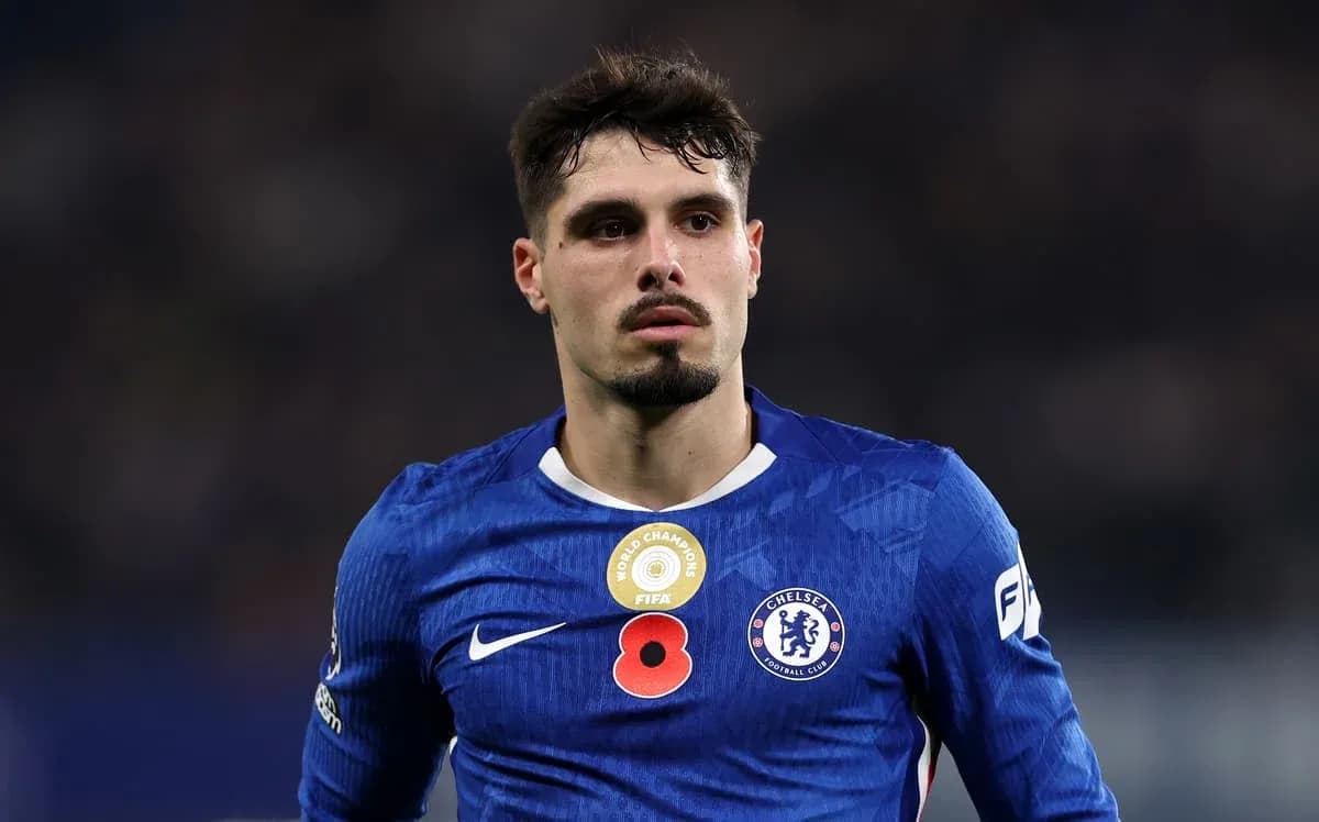 Jugador de Chelsea con camiseta azul en el campo Jugador de Chelsea con camiseta azul en el campo