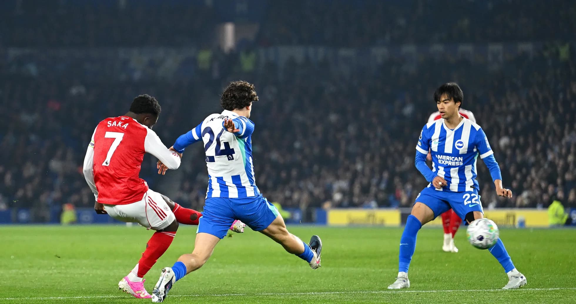 Saka disparando en el partido Brighton vs Arsenal Saka disparando en el partido Brighton vs Arsenal