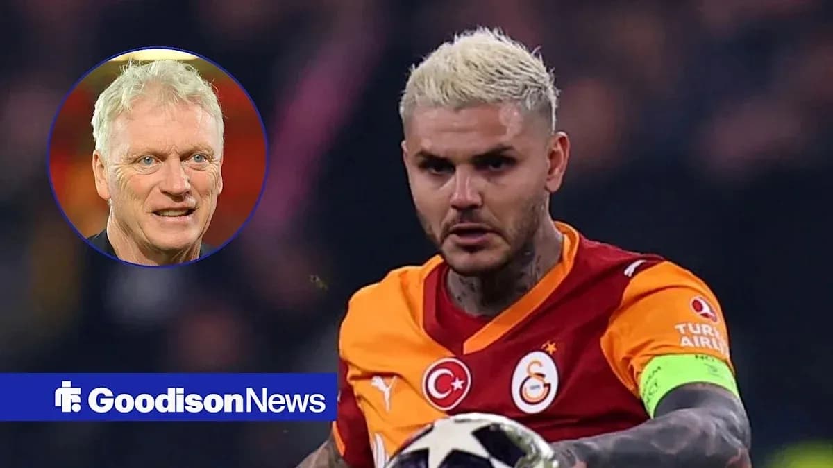 Jugador de Galatasaray con balón durante el partido Jugador de Galatasaray con balón durante el partido