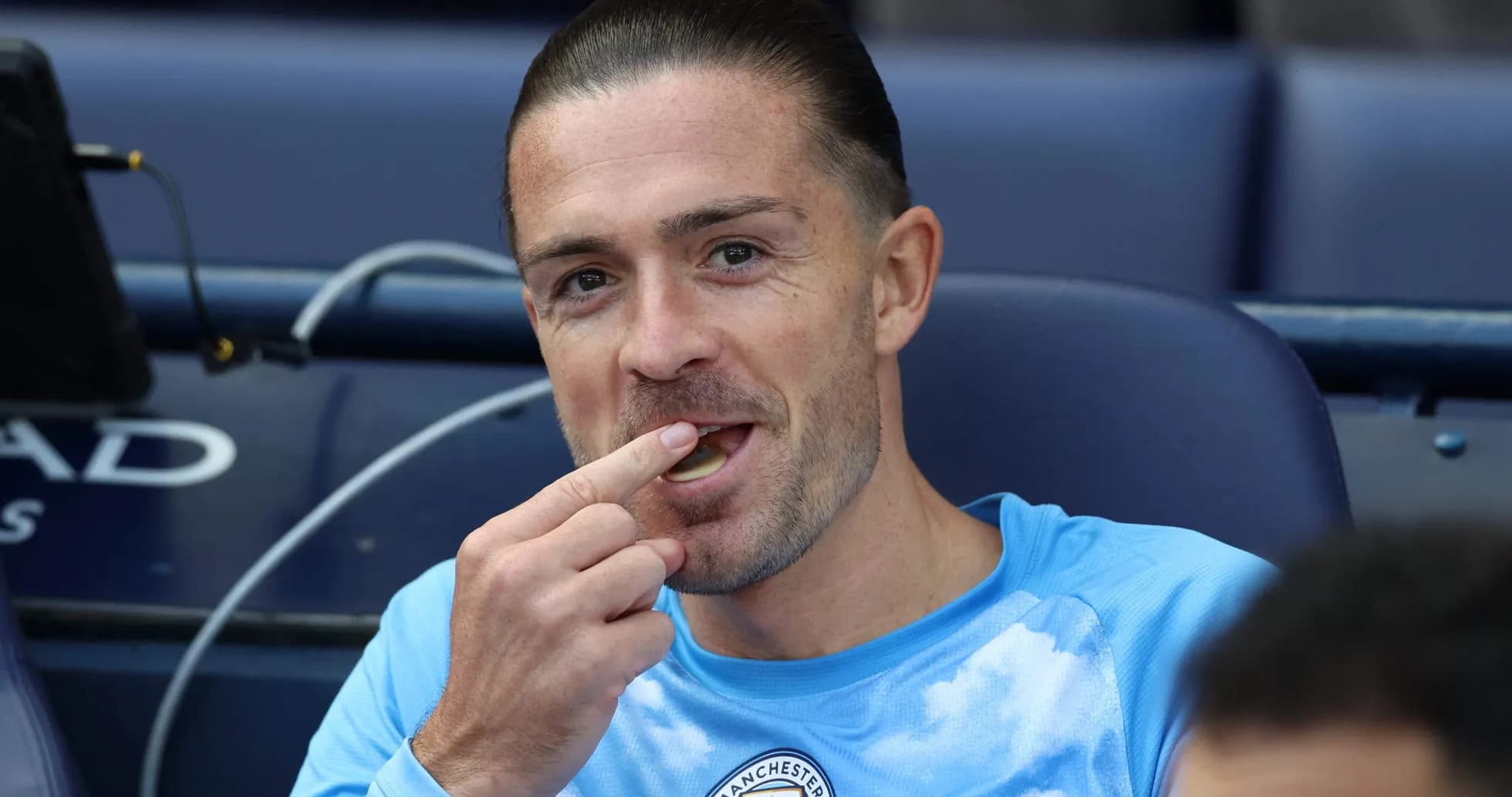 Jugador sentado en el banquillo comiendo durante el partido Jugador sentado en el banquillo comiendo durante el partido