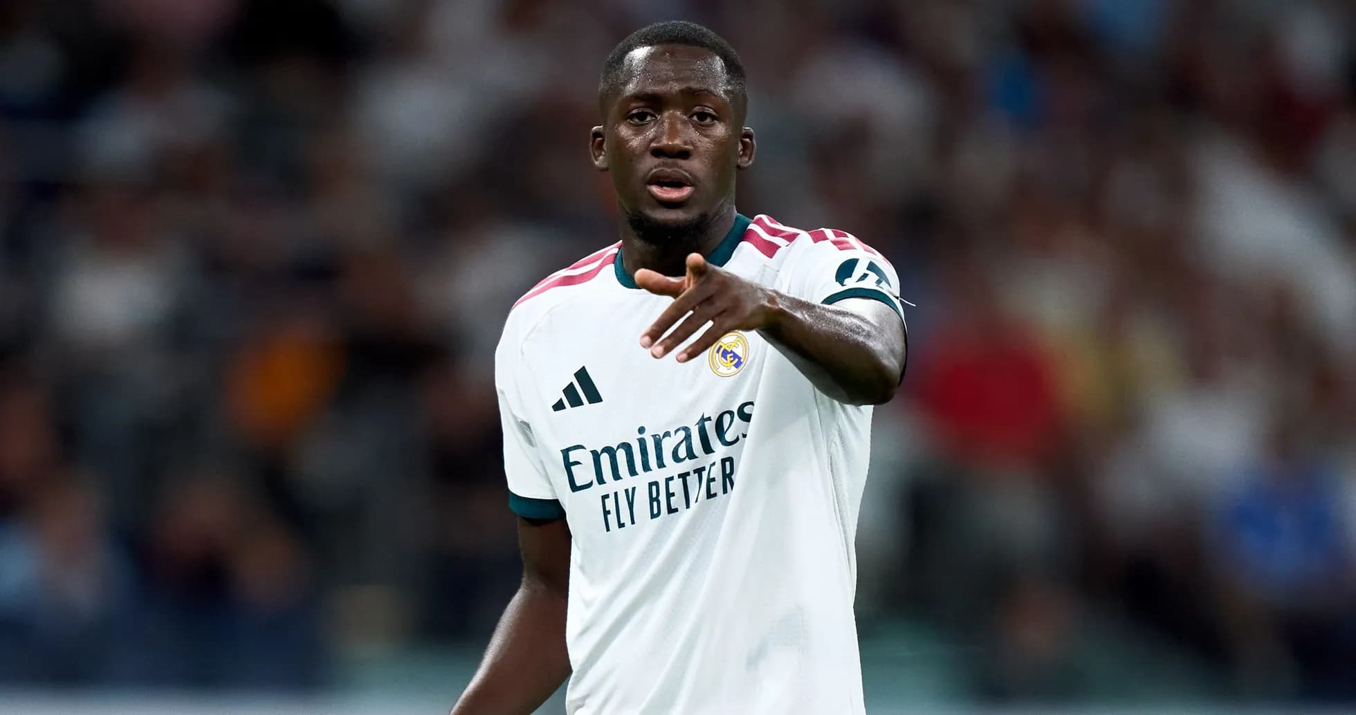 Jugador de Real Madrid señalando en el campo Jugador de Real Madrid señalando en el campo