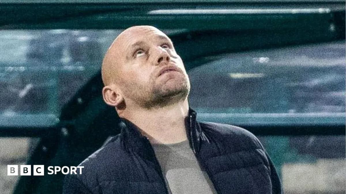 Entrenador mirando hacia arriba durante el partido Entrenador mirando hacia arriba durante el partido