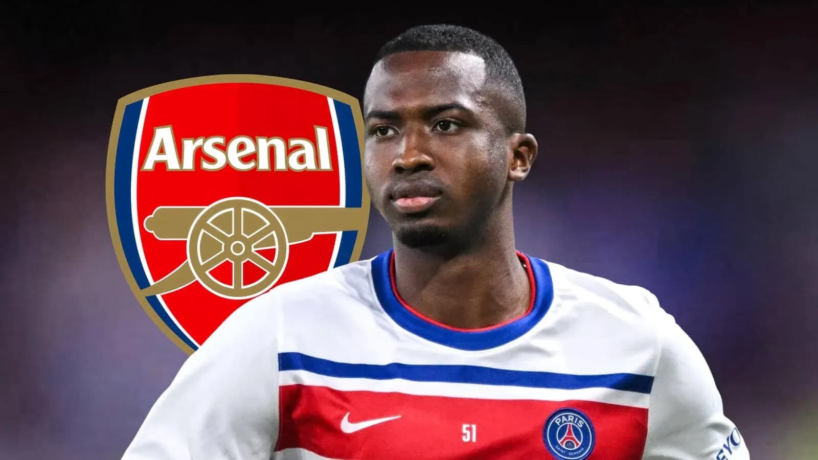Jugador de PSG frente al escudo de Arsenal Jugador de PSG frente al escudo de Arsenal