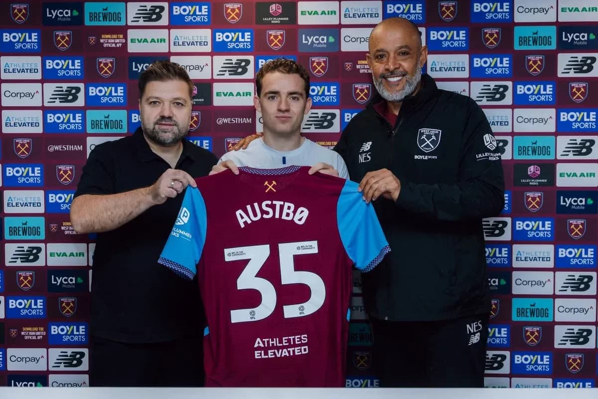 Nuevo jugador de West Ham mostrando su camiseta Nuevo jugador de West Ham mostrando su camiseta