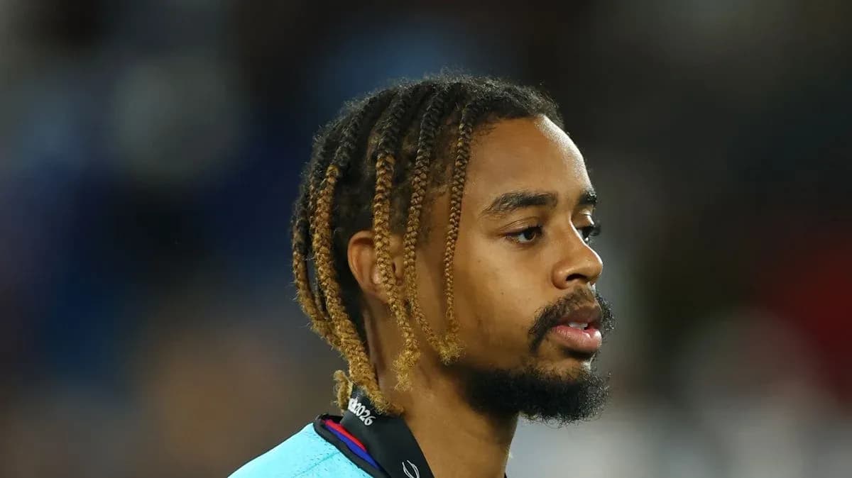 Jugador con trenzas en uniforme de fútbol Jugador con trenzas en uniforme de fútbol