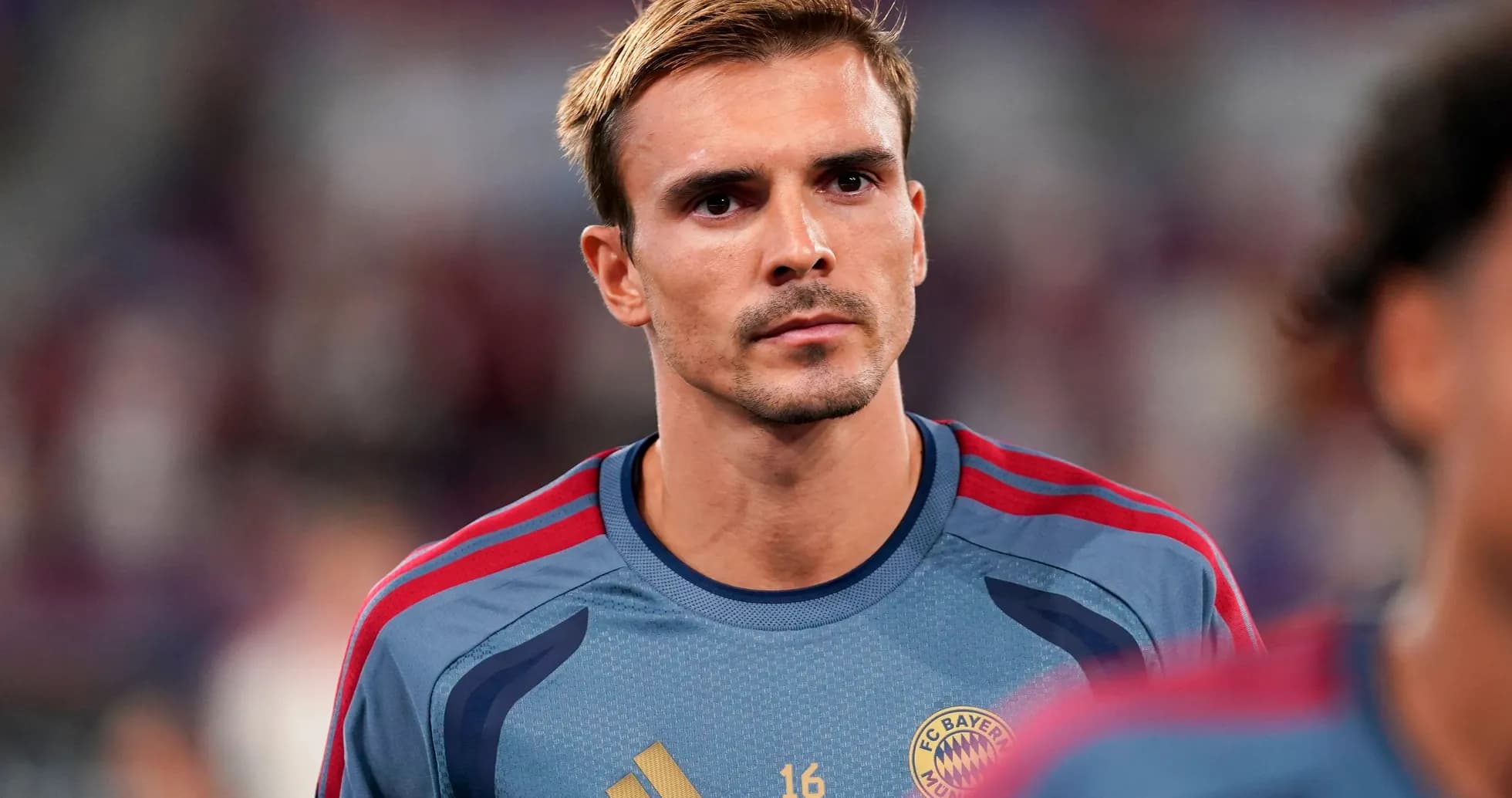 Jugador de Bayern Múnich en uniforme de calentamiento Jugador de Bayern Múnich en uniforme de calentamiento
