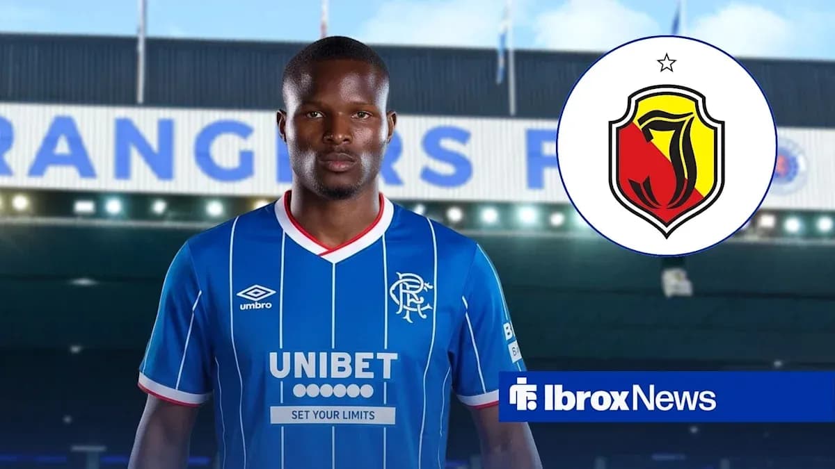 Jugador del Rangers con camiseta azul en Ibrox Jugador del Rangers con camiseta azul en Ibrox
