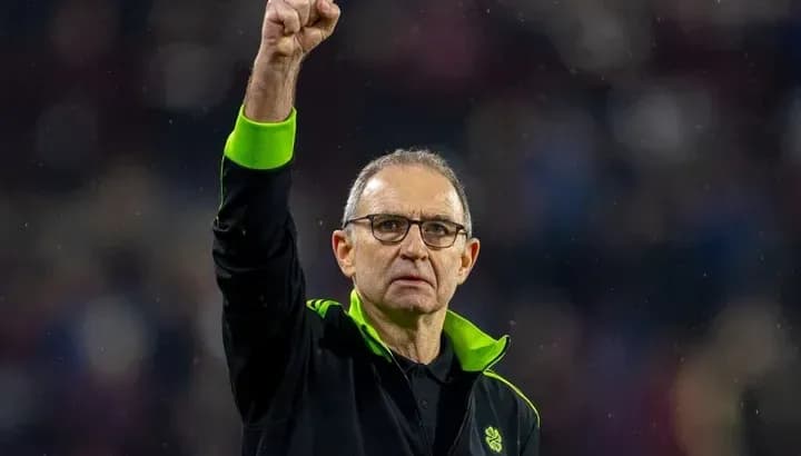 Entrenador levantando el puño en señal de triunfo Entrenador levantando el puño en señal de triunfo