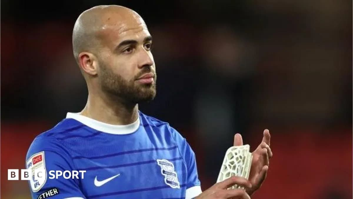 Jugador de Birmingham City aplaudiendo en el campo Jugador de Birmingham City aplaudiendo en el campo