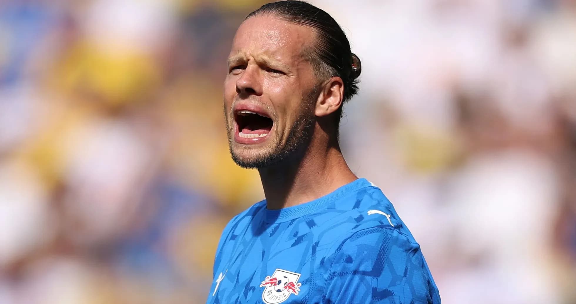 Portero gritando durante el partido de fútbol Portero gritando durante el partido de fútbol