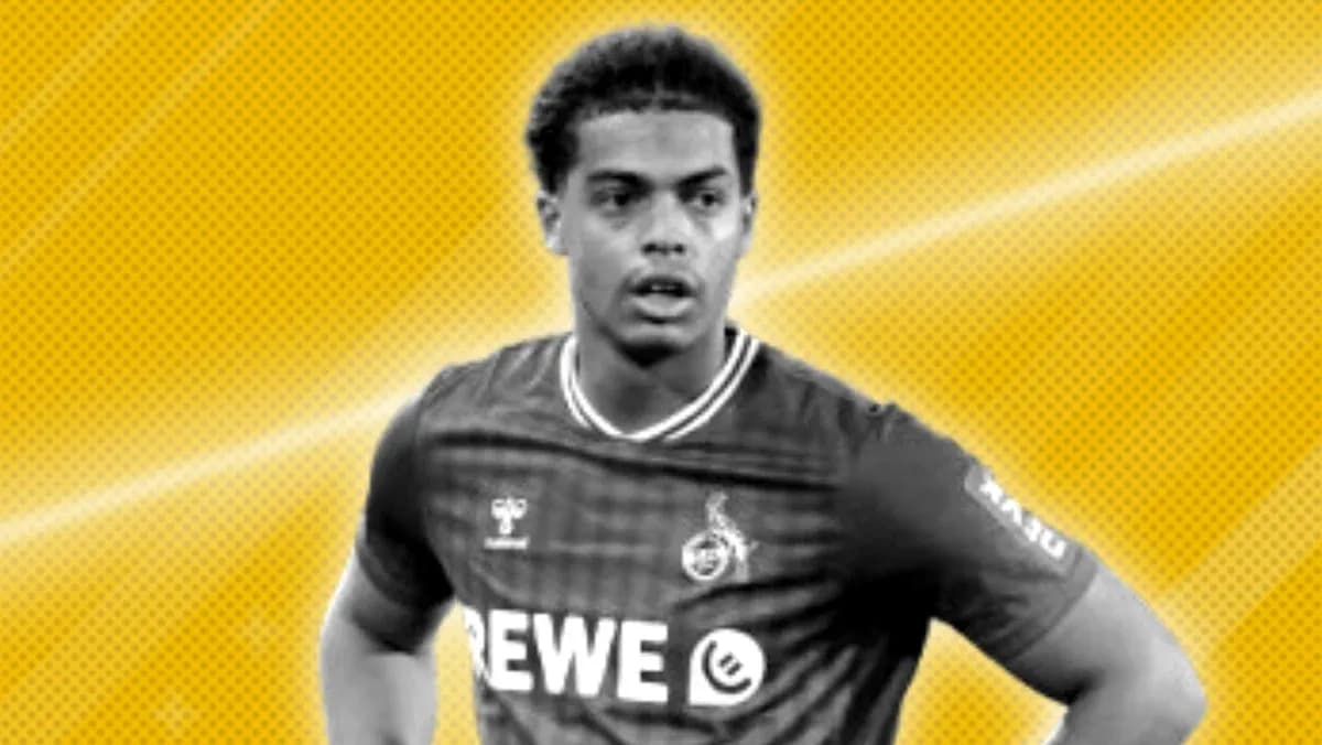 Jugador de fútbol con camiseta de REWE en fondo amarillo Jugador de fútbol con camiseta de REWE en fondo amarillo