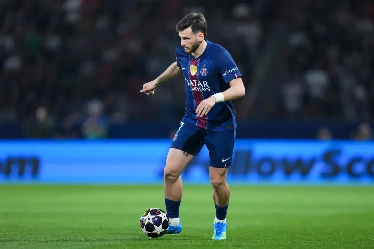 Jugador de PSG controlando el balón en el campo Jugador de PSG controlando el balón en el campo