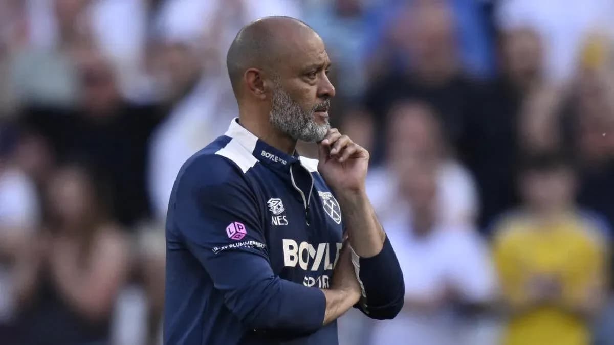 Entrenador observando el partido con gesto pensativo Entrenador observando el partido con gesto pensativo