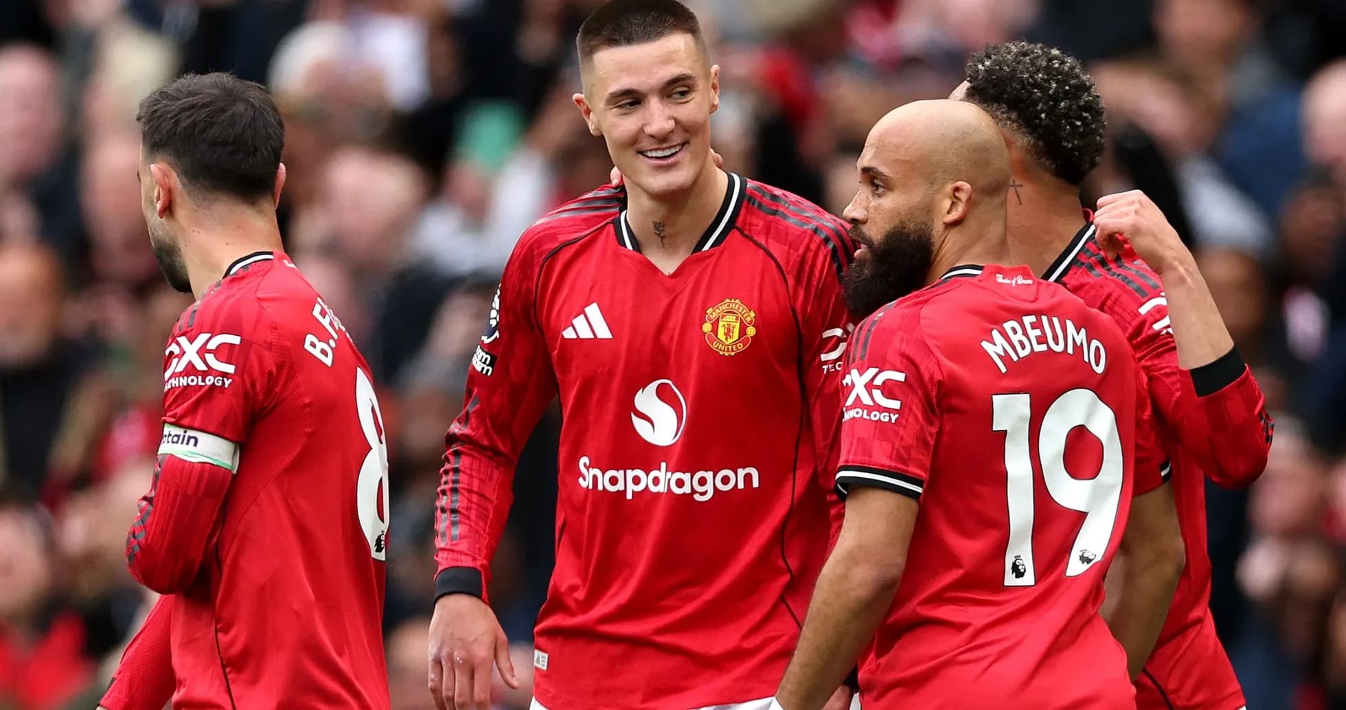 Jugadores de Manchester United celebrando un gol Jugadores de Manchester United celebrando un gol