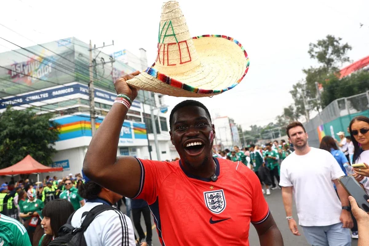 Hombre sonriente con sombrero en evento deportivo Hombre sonriente con sombrero en evento deportivo