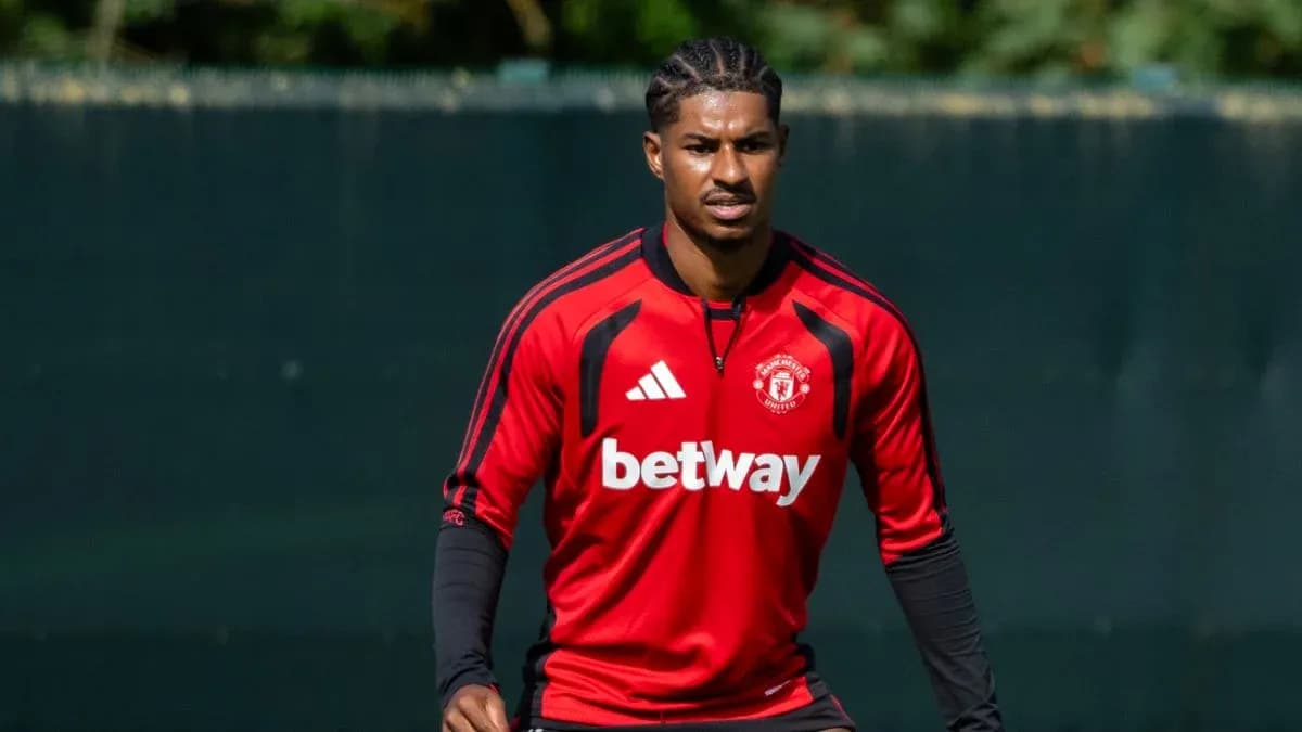 Jugador entrenando con camiseta de Manchester United Jugador entrenando con camiseta de Manchester United