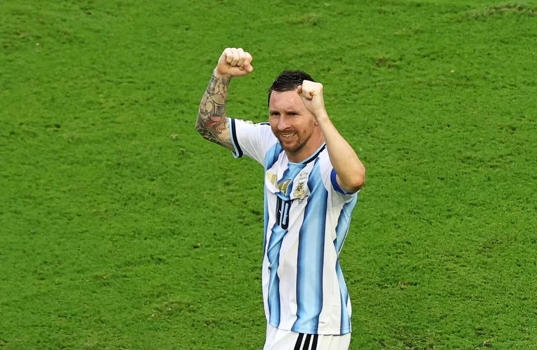 Jugador argentino celebrando en el campo de juego Jugador argentino celebrando en el campo de juego