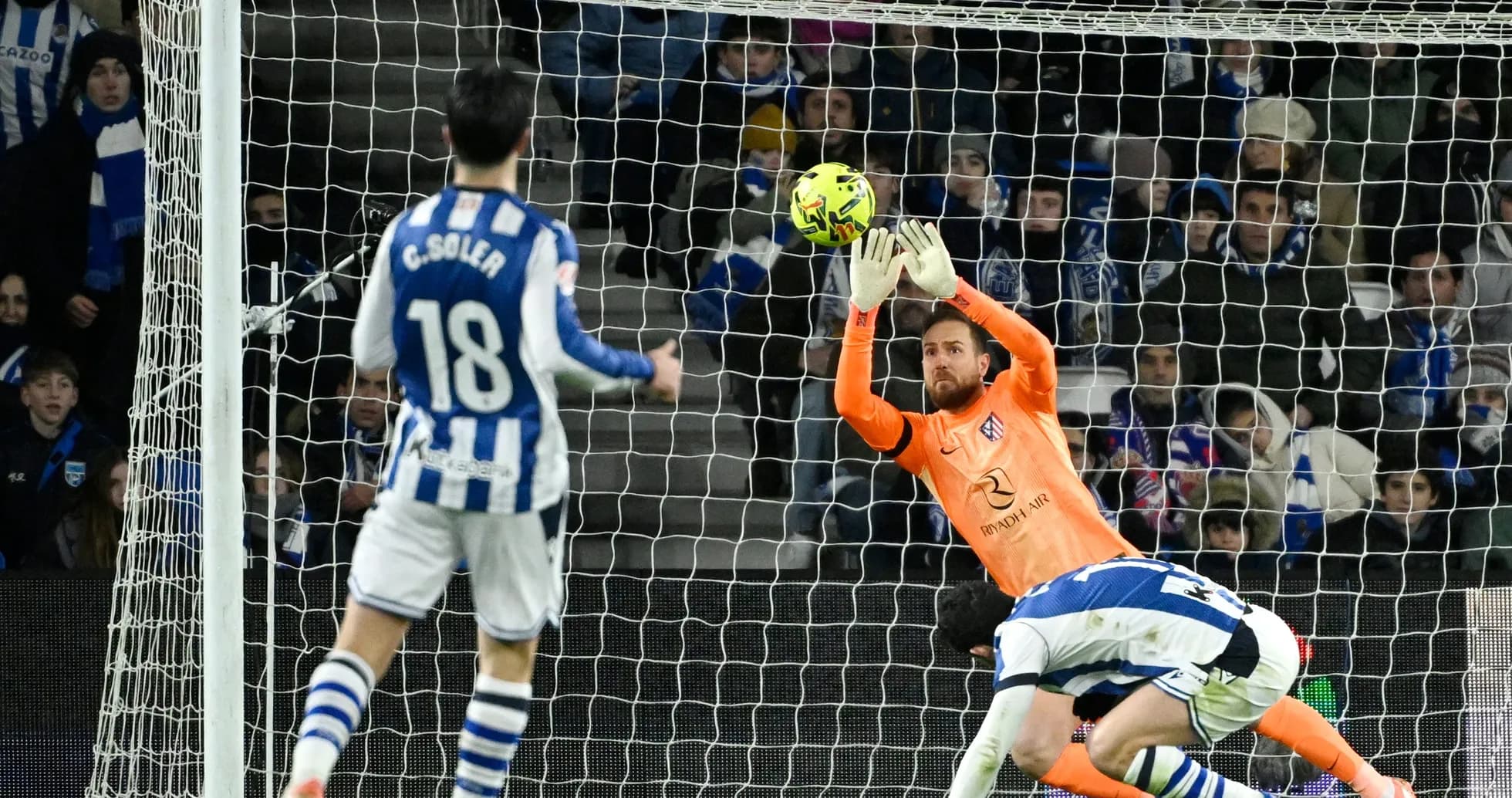Portero atrapando el balón durante el partido Portero atrapando el balón durante el partido