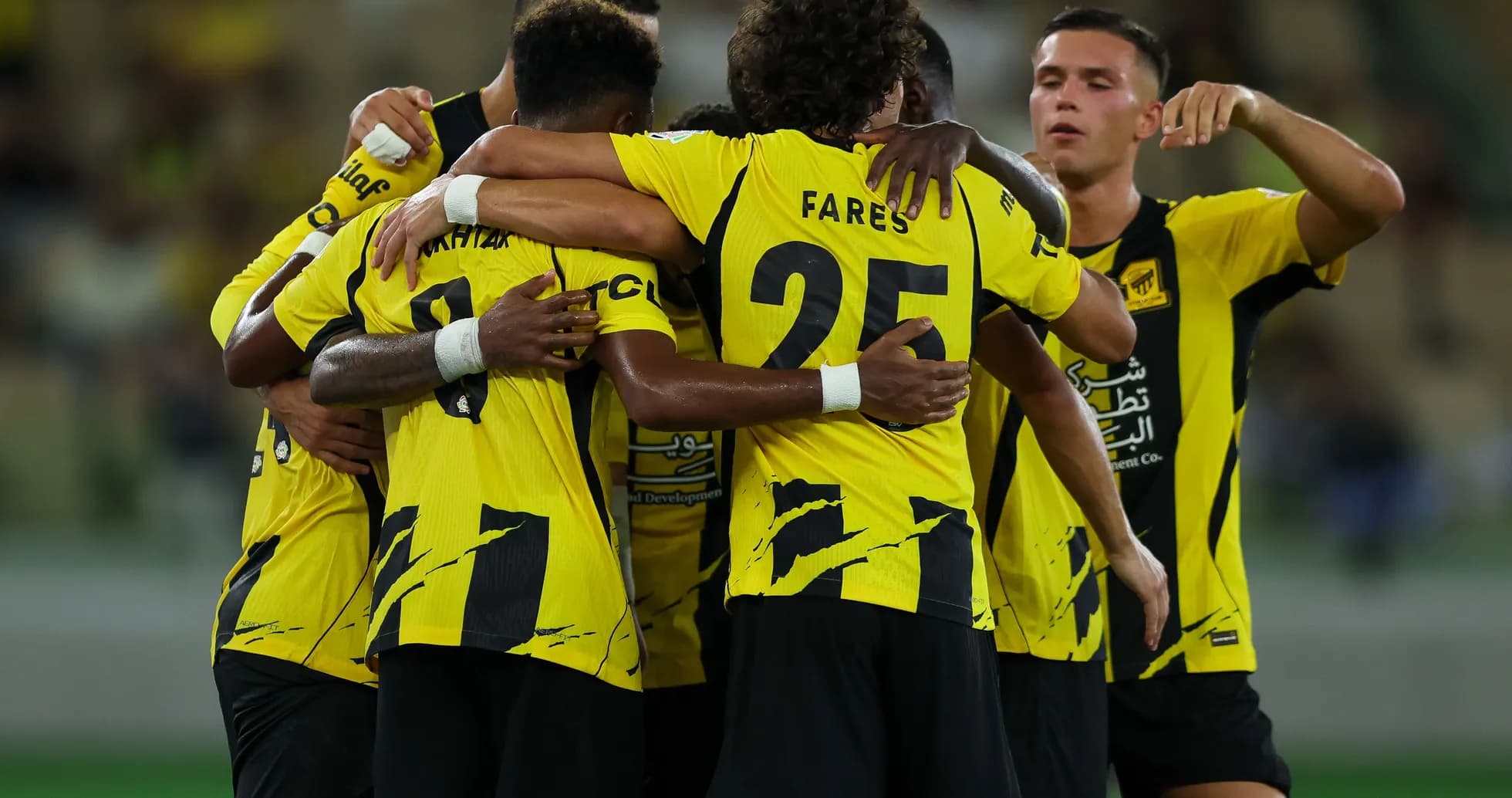 Jugadores de equipo abrazándose tras un gol Jugadores de equipo abrazándose tras un gol