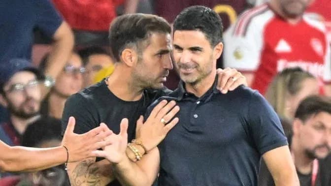 Dos entrenadores conversando en el banquillo Dos entrenadores conversando en el banquillo