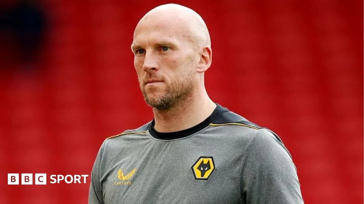 Jugador de Wolverhampton en el campo antes del partido Jugador de Wolverhampton en el campo antes del partido