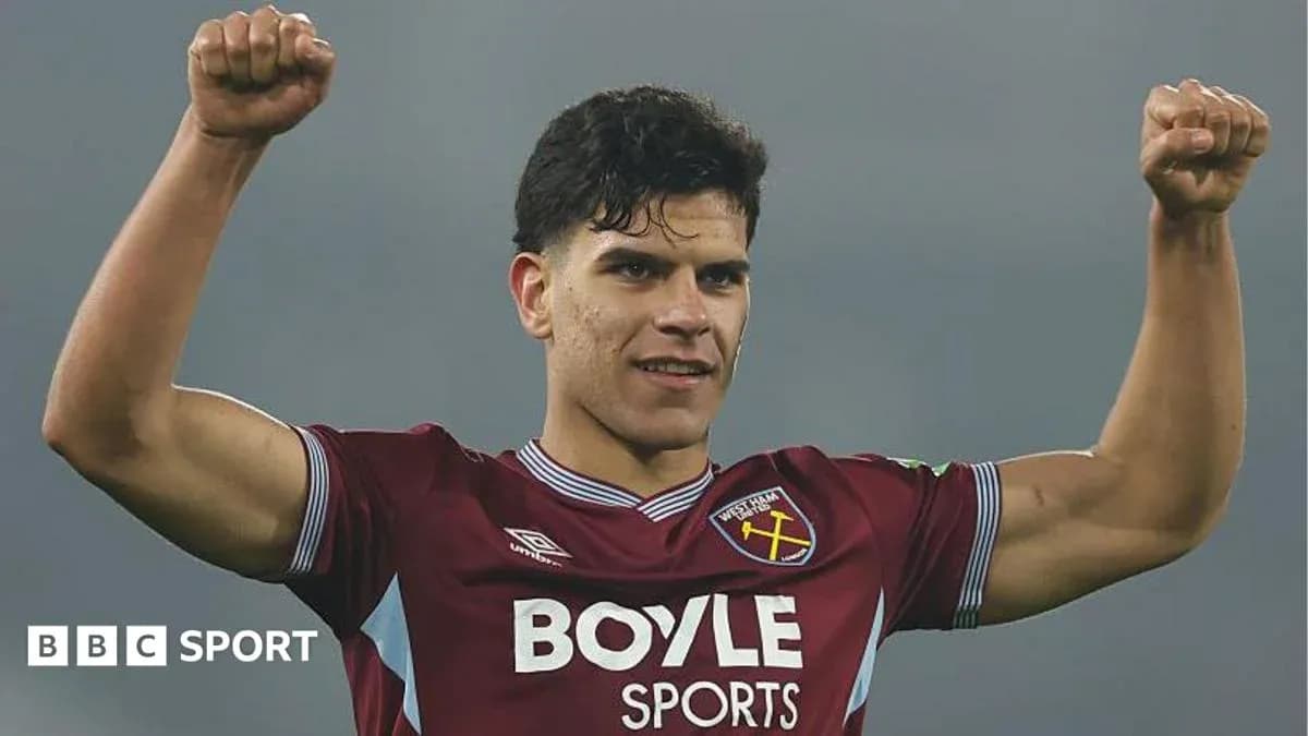 Jugador de West Ham celebrando con los brazos levantados Jugador de West Ham celebrando con los brazos levantados