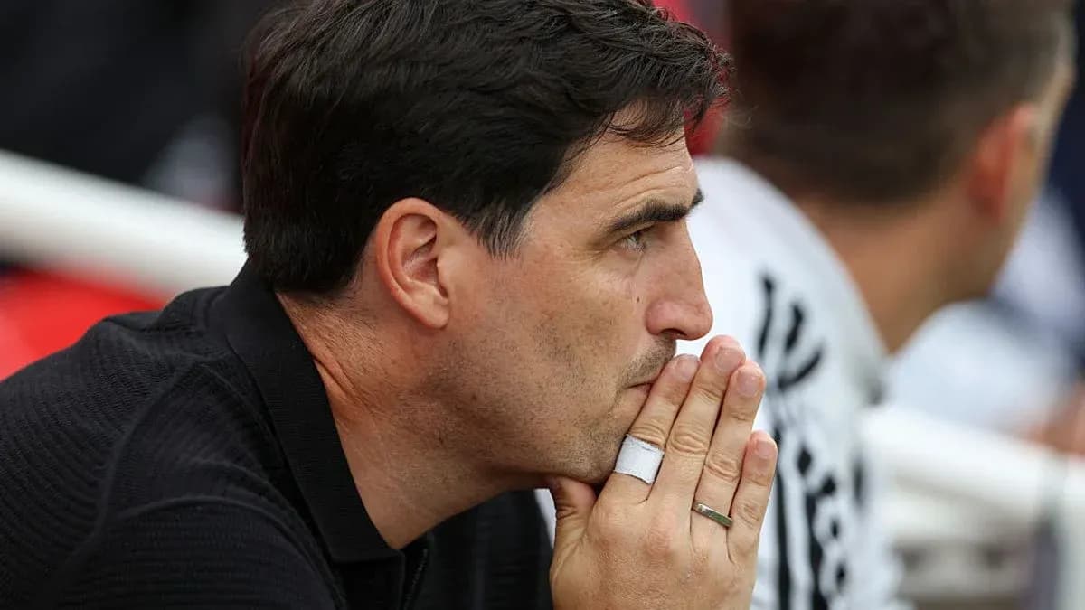 Entrenador observando el partido desde la banca Entrenador observando el partido desde la banca