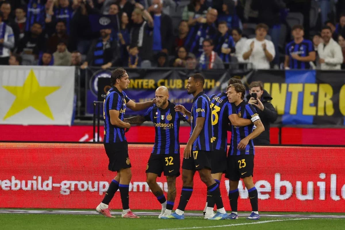 Jugadores de Inter celebrando un gol juntos Jugadores de Inter celebrando un gol juntos