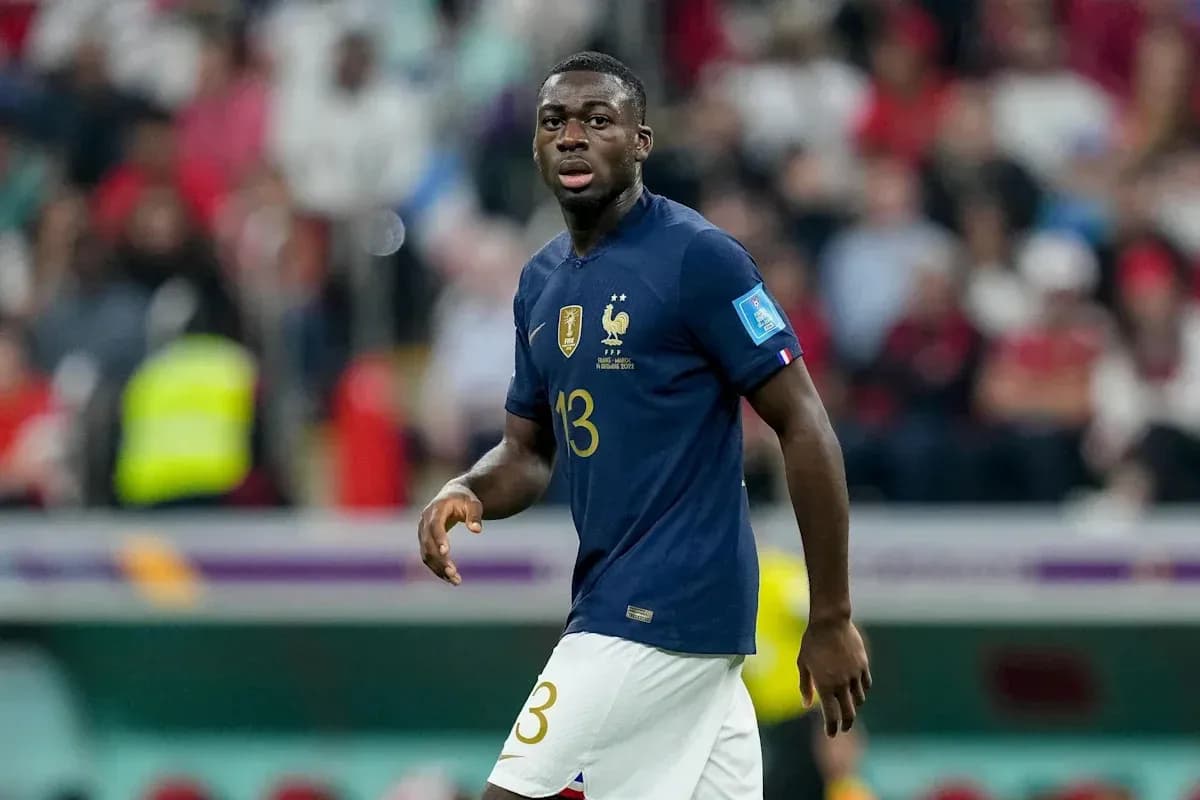 Jugador de Francia en el Mundial 2022 caminando Jugador de Francia en el Mundial 2022 caminando