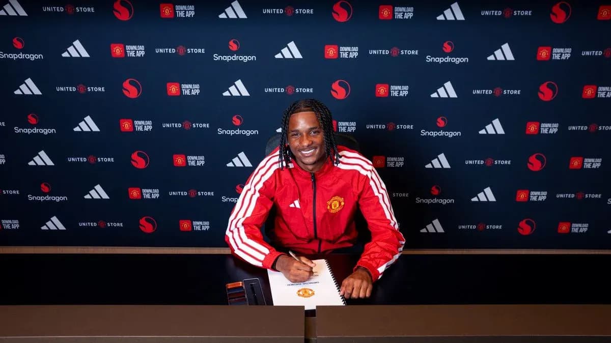 Jugador firmando contrato con Manchester United Jugador firmando contrato con Manchester United
