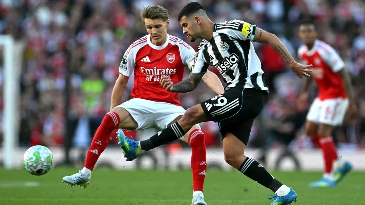 Jugador de Newcastle chutando el balón contra Arsenal Jugador de Newcastle chutando el balón contra Arsenal