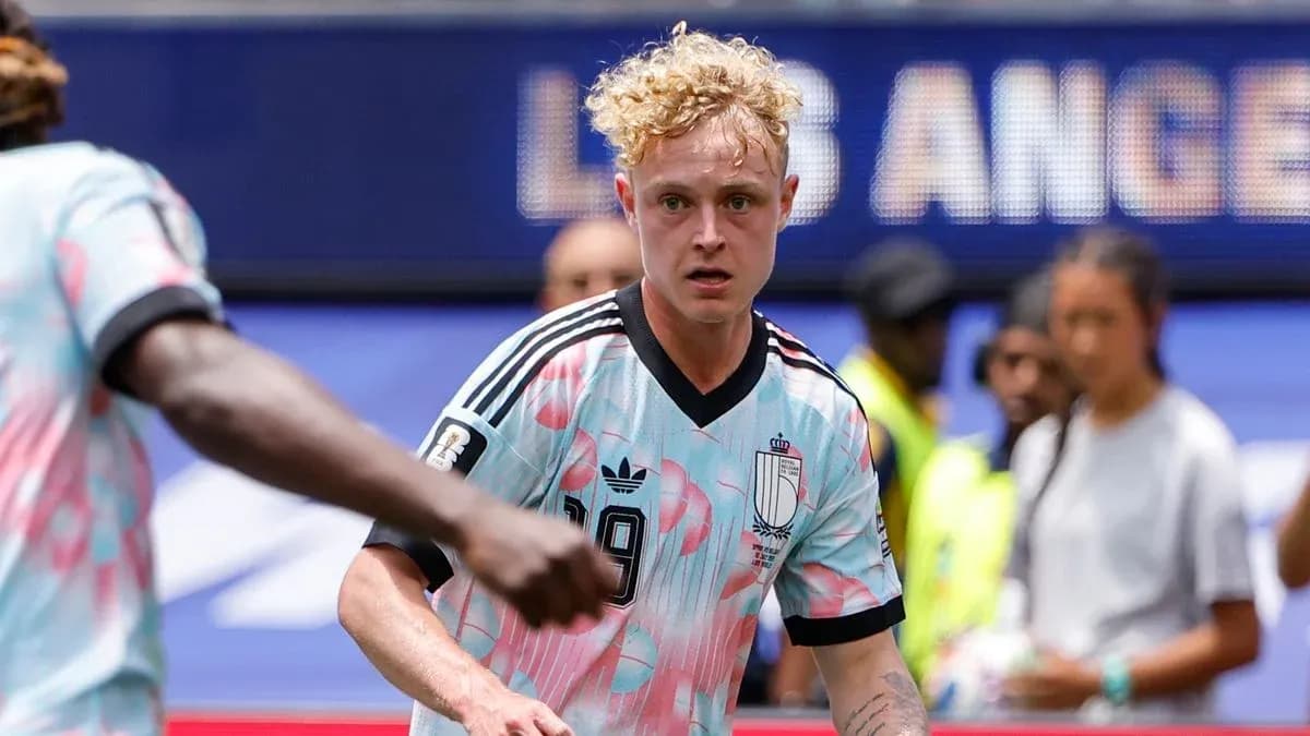 Jugador de fútbol en acción durante un partido Jugador de fútbol en acción durante un partido