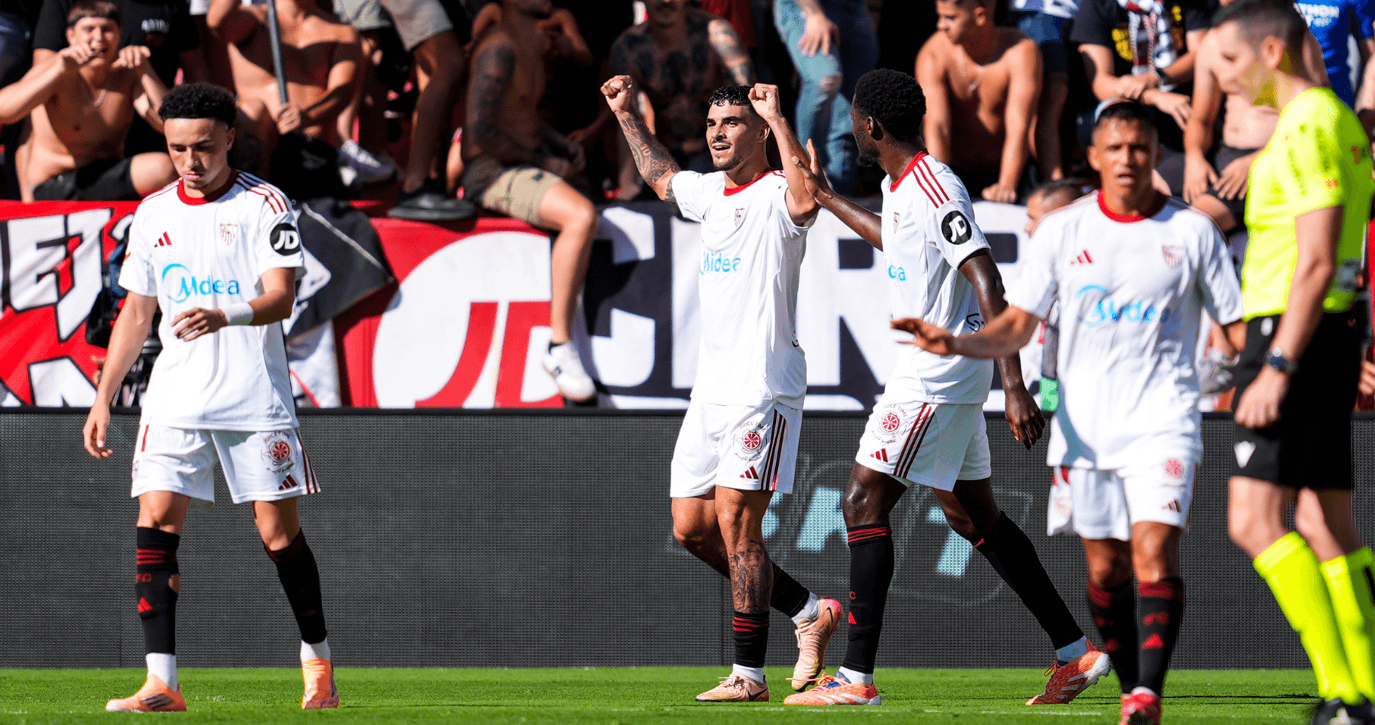 Jugadores de Sevilla celebrando un gol Jugadores de Sevilla celebrando un gol