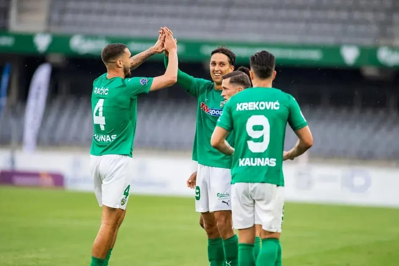 Jugadores de Kauno Žalgiris celebrando un gol Jugadores de Kauno Žalgiris celebrando un gol