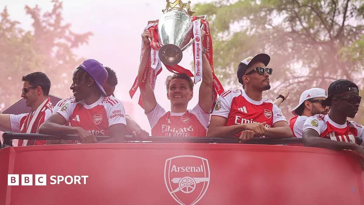 Jugadores del Arsenal celebrando con trofeo de Premier League Jugadores del Arsenal celebrando con trofeo de Premier League