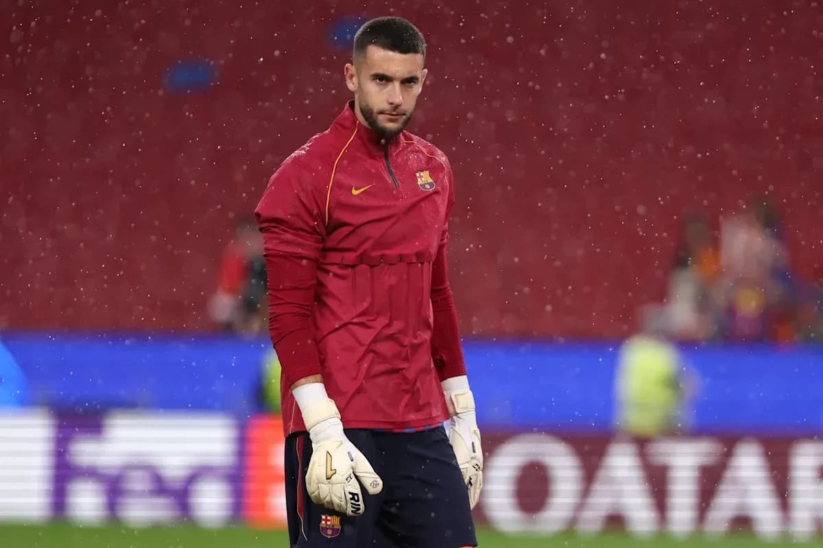 Portero de Barcelona entrenando bajo la lluvia Portero de Barcelona entrenando bajo la lluvia