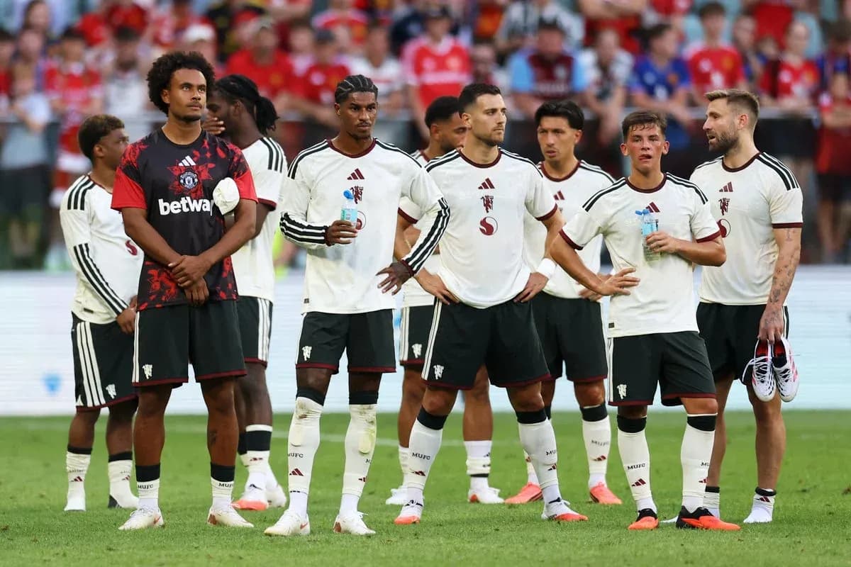Jugadores de equipo en espera durante el partido Jugadores de equipo en espera durante el partido