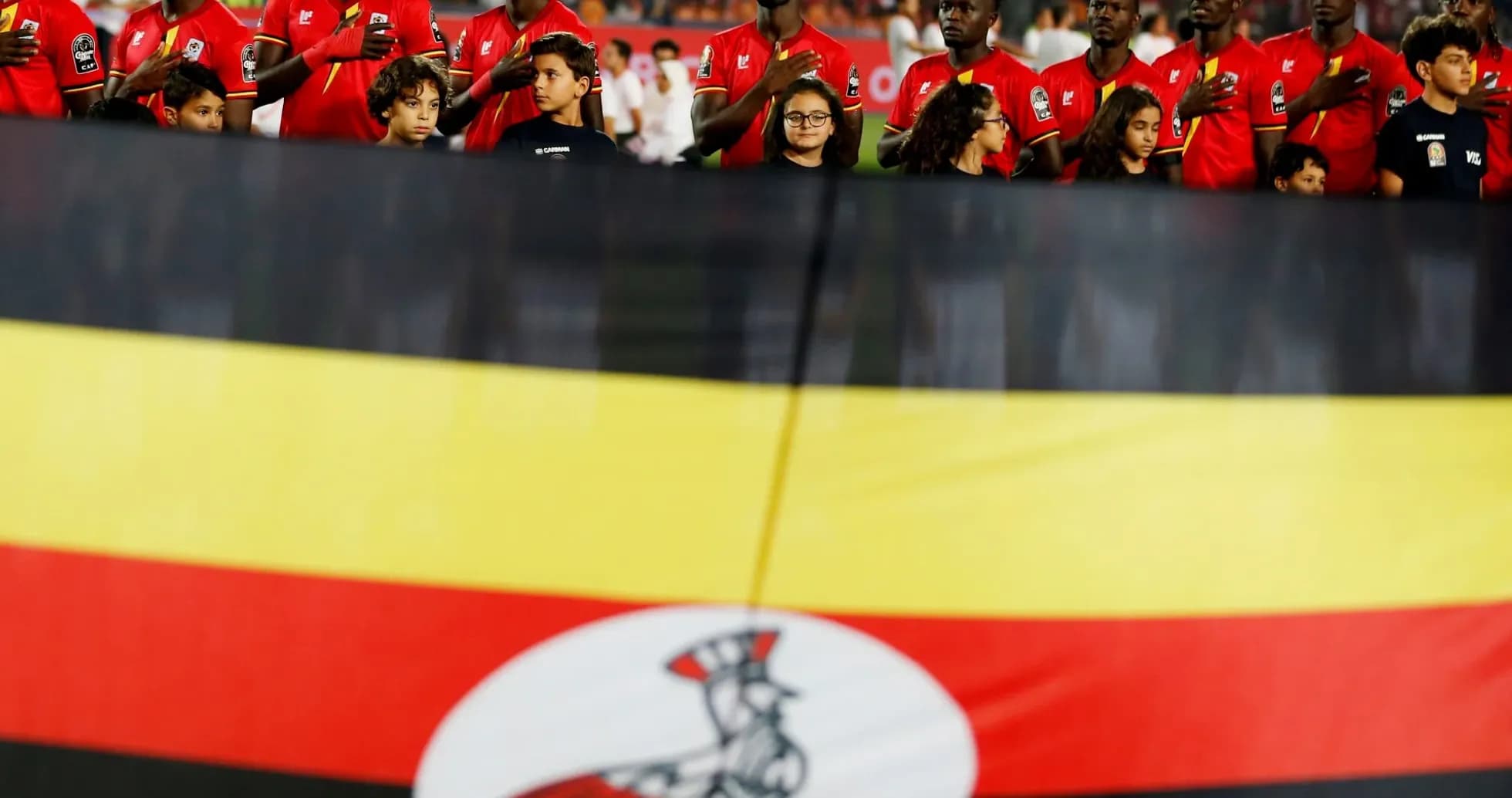 Jugadores de Uganda con bandera durante el himno nacional Jugadores de Uganda con bandera durante el himno nacional