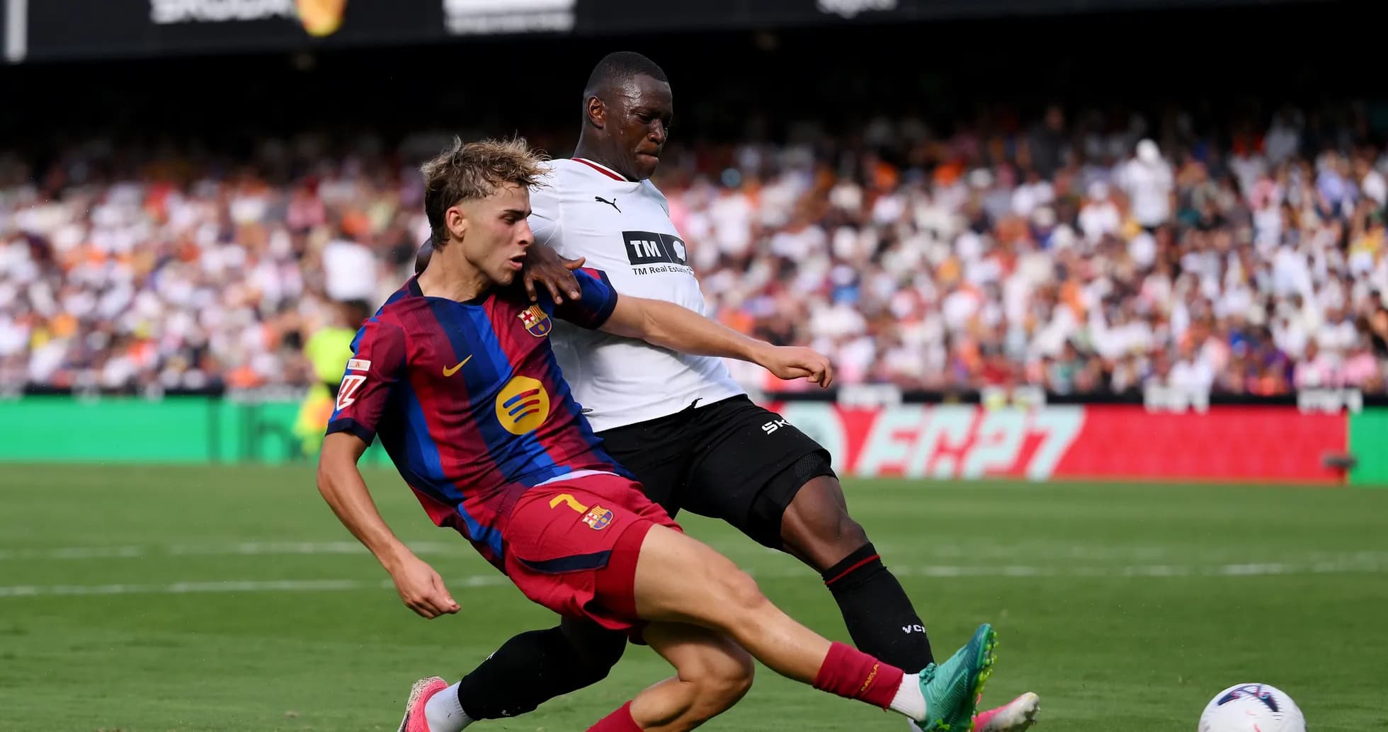 Jugador de Barcelona deslizándose para interceptar balón Jugador de Barcelona deslizándose para interceptar balón