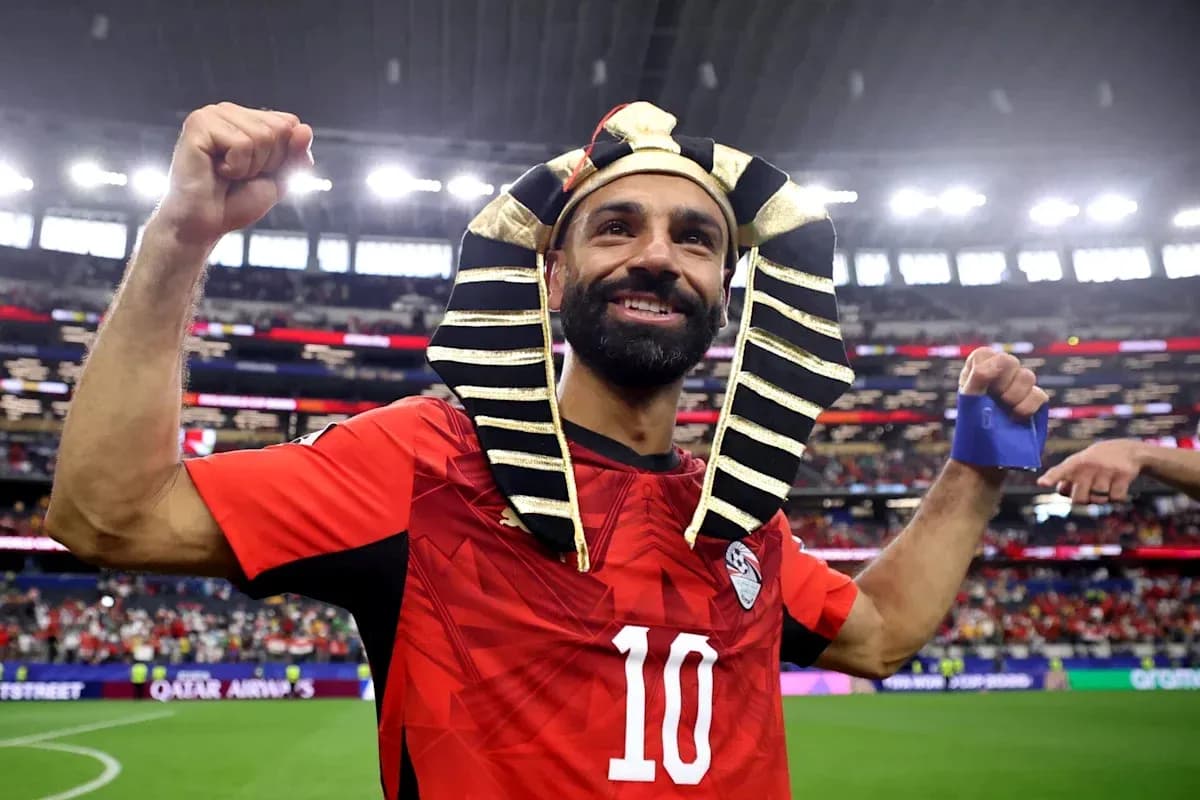 Jugador de Egipto celebrando con tocado de faraón Jugador de Egipto celebrando con tocado de faraón
