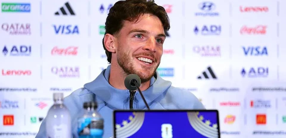 Jugador en conferencia de prensa sonriendo ante micrófono Jugador en conferencia de prensa sonriendo ante micrófono