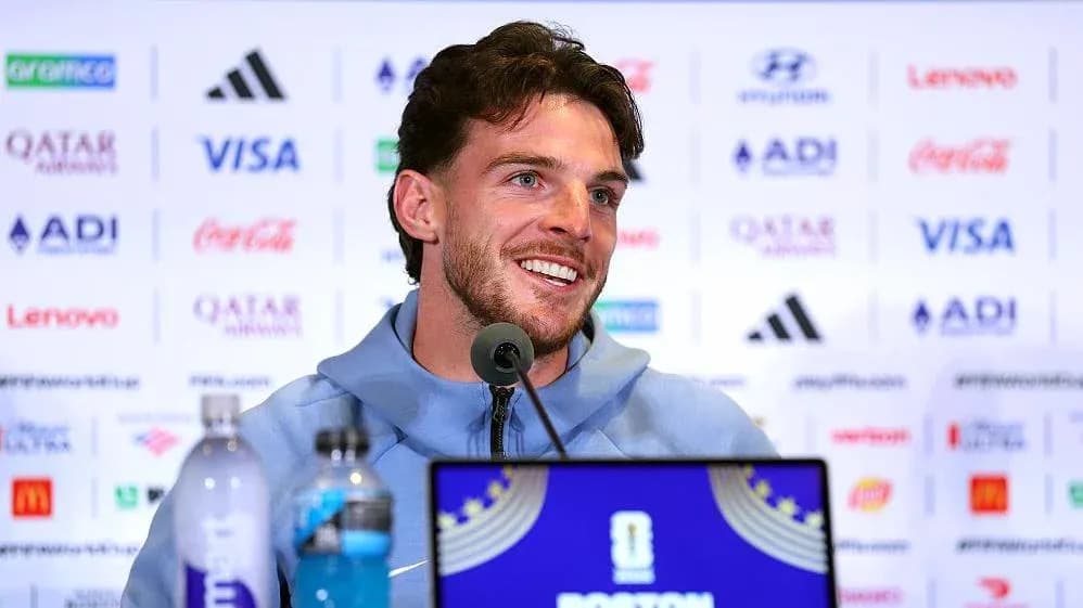 Jugador en conferencia de prensa sonriendo ante micrófono Jugador en conferencia de prensa sonriendo ante micrófono