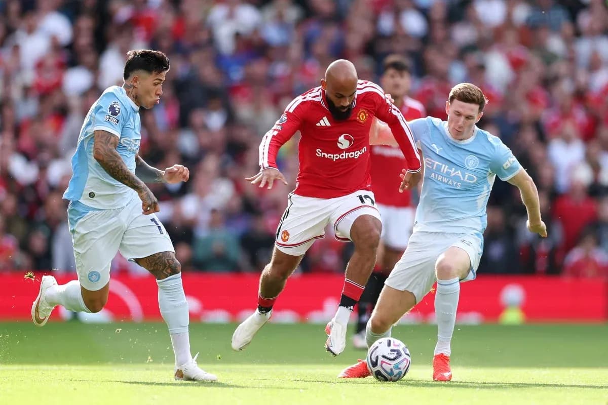 Jugador de Manchester United en acción contra Manchester City Jugador de Manchester United en acción contra Manchester City