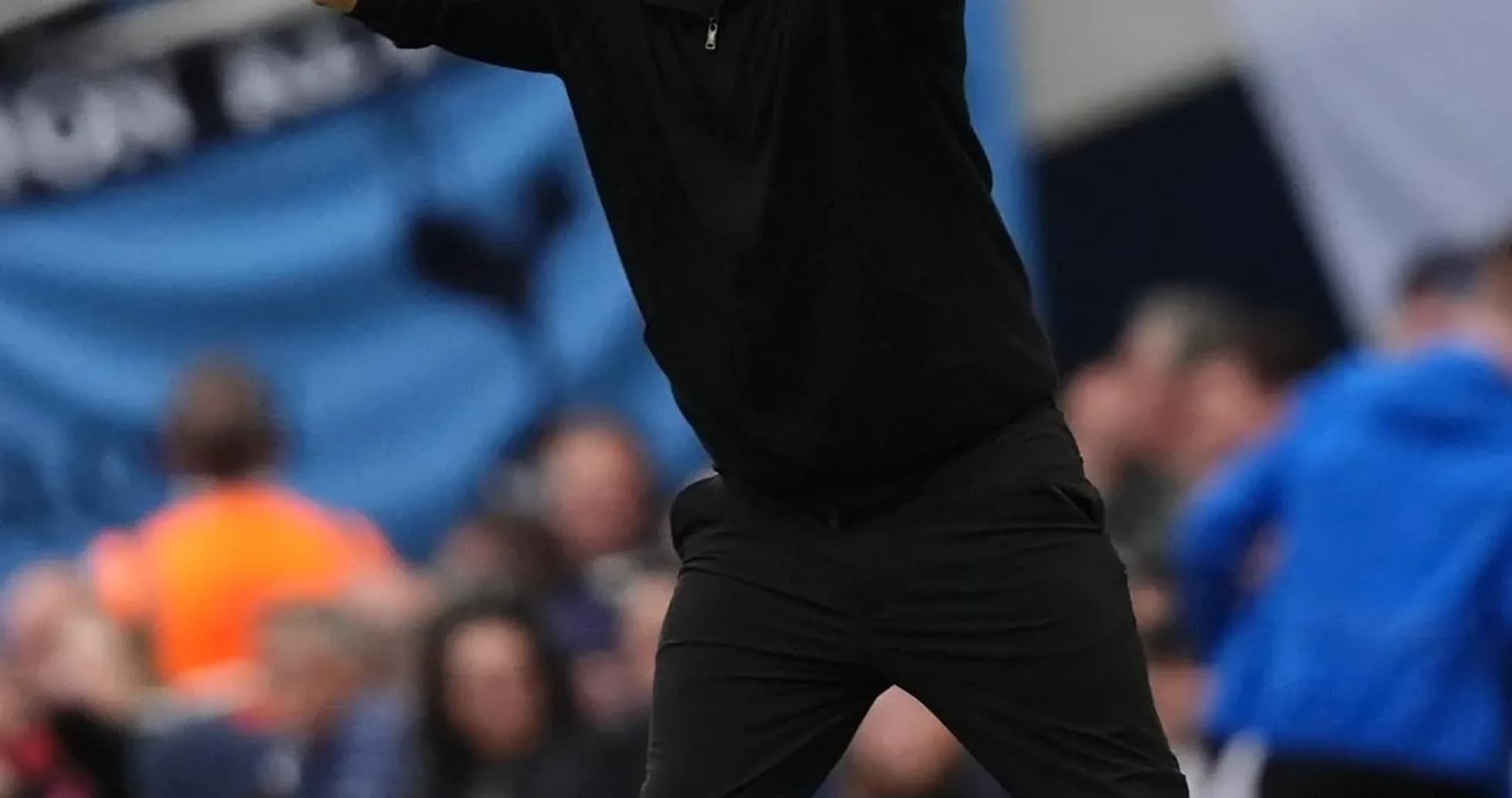 Entrenador gesticulando durante un partido de fútbol Entrenador gesticulando durante un partido de fútbol