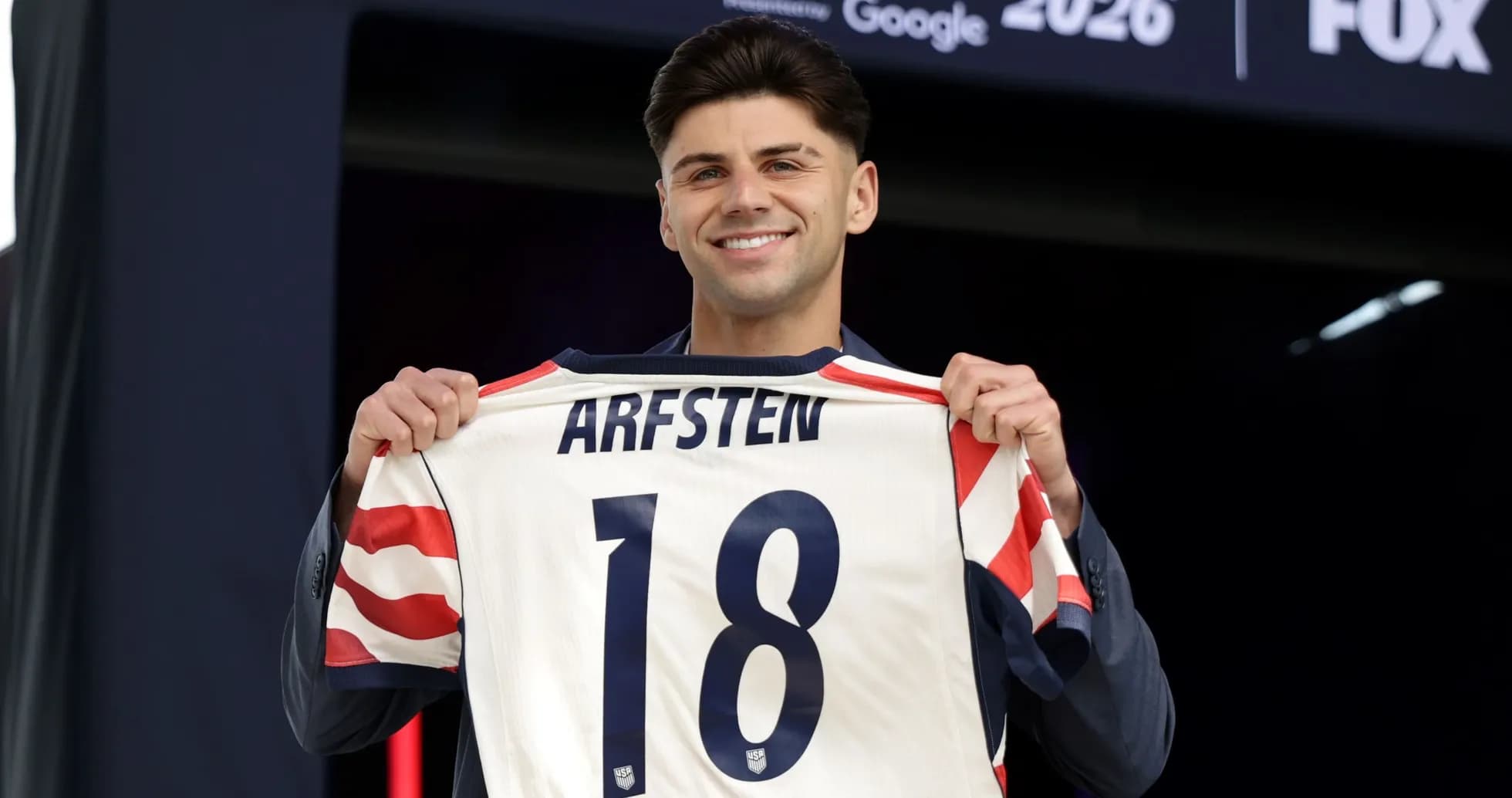 Jugador mostrando camiseta con el número 18 Jugador mostrando camiseta con el número 18
